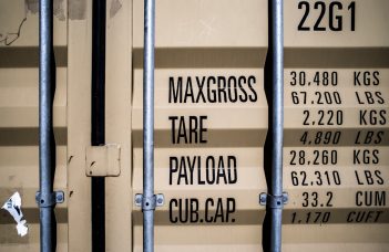 What are the key differences between payroll software for salaried vs. hourly employees?