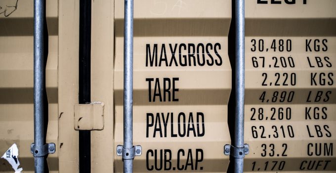 What are the key differences between payroll software for salaried vs. hourly employees?