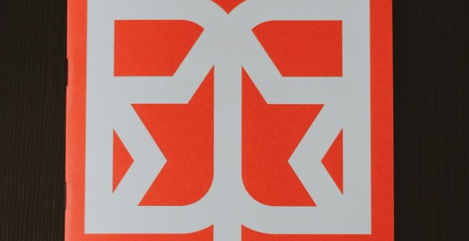 Can I use different images on each side of a double-sided brochure?