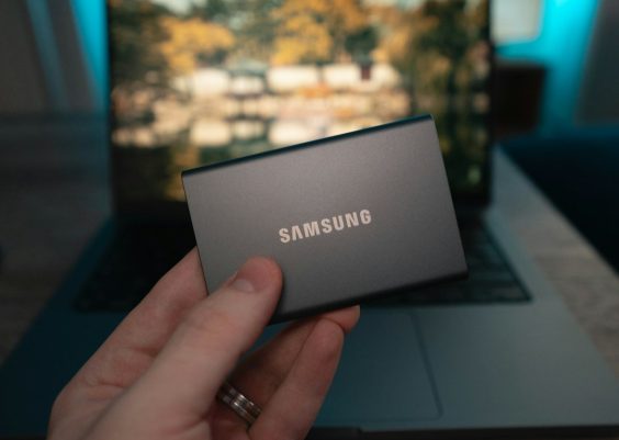 Why Do Users Prefer Samsung Photo Editor 3.7.08.22 for Mobile Editing?