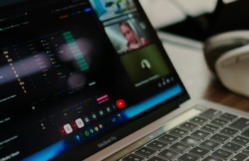 Passive Communication: Slack vs Microsoft Teams for Improving Workplace Communication
