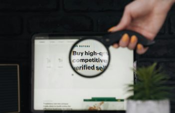 Apollo.io vs. ZoomInfo: Which Sales Intelligence Tool Helps Reps Find Better Leads?